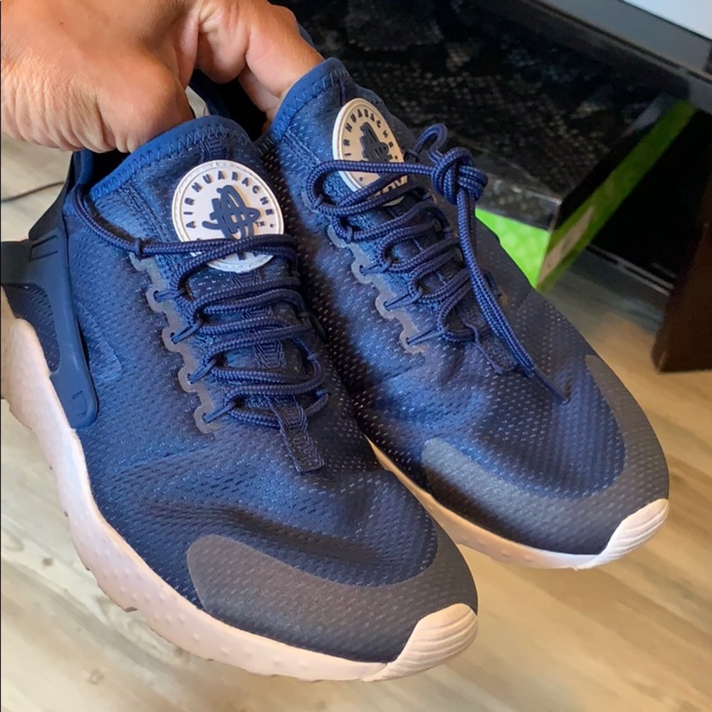 Navy blue nike hurrache